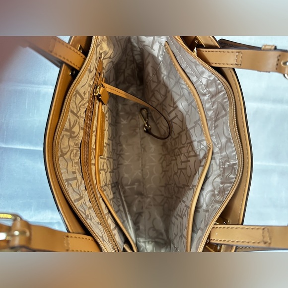 Calvin Klein Tote Handbag RN 54163 MANUFACTURER'S SUGGESTED RETAIL PRICE $396 - Picture 9 of 16